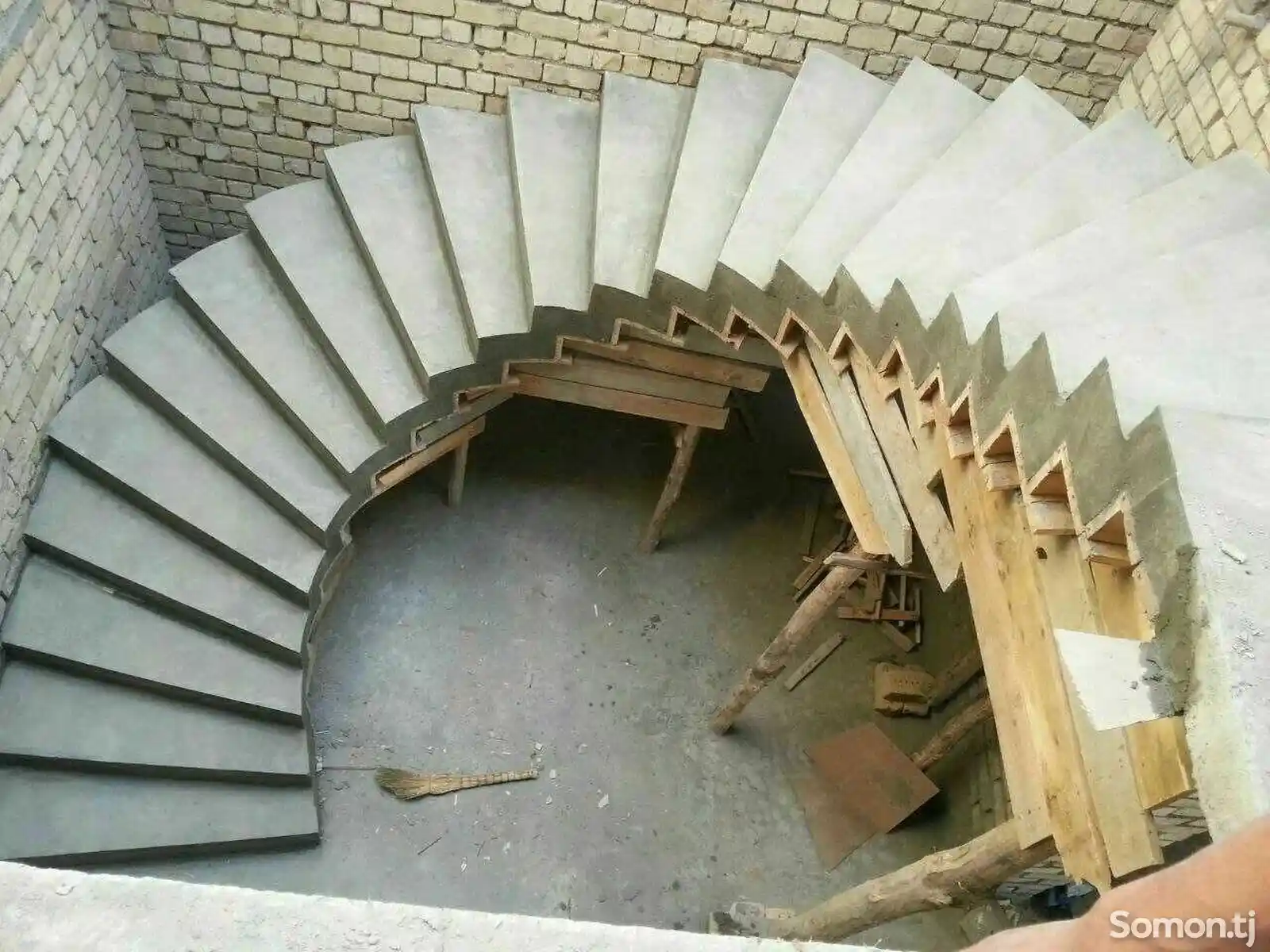 Винтовые лестницы из бетона и дерева на заказ-5
