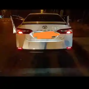 Задний спойлер на Toyota Camry 6