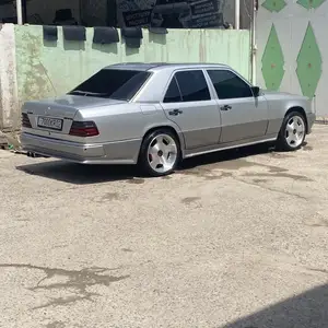 Mercedes-Benz W124, 1990