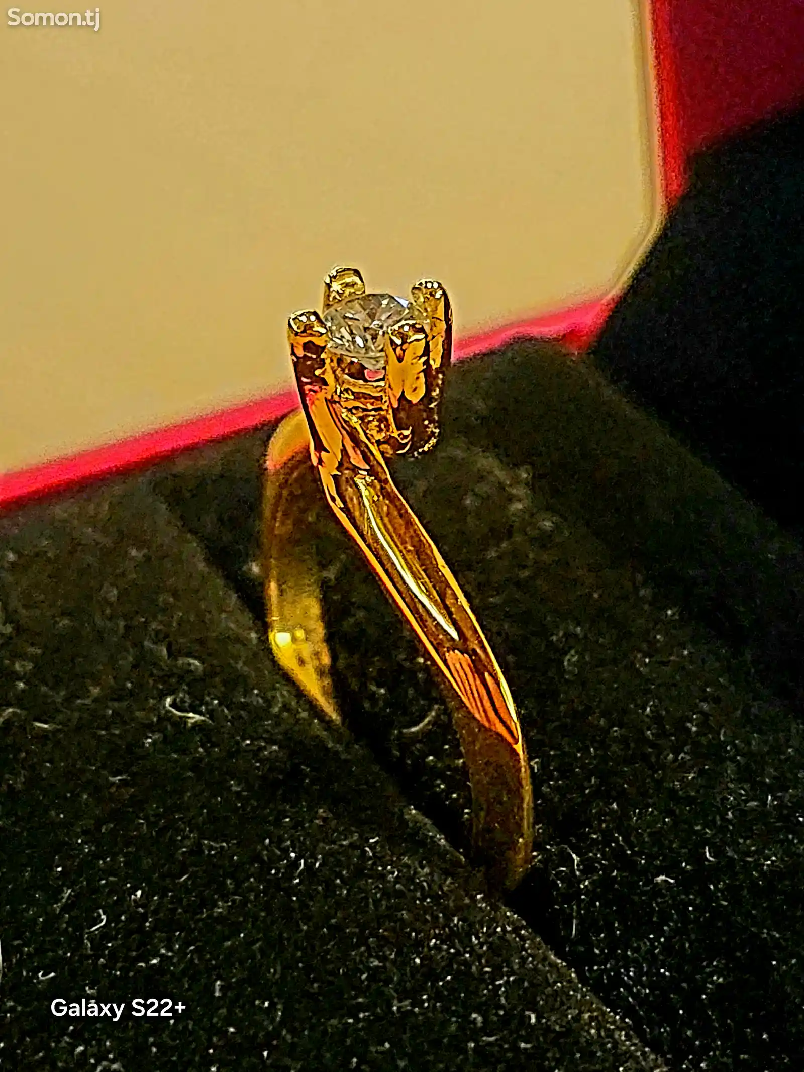 Золотое кольцо с бриллиантом-1