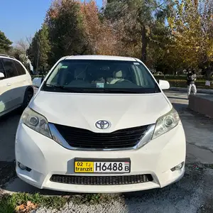 Toyota Sienna, 2011