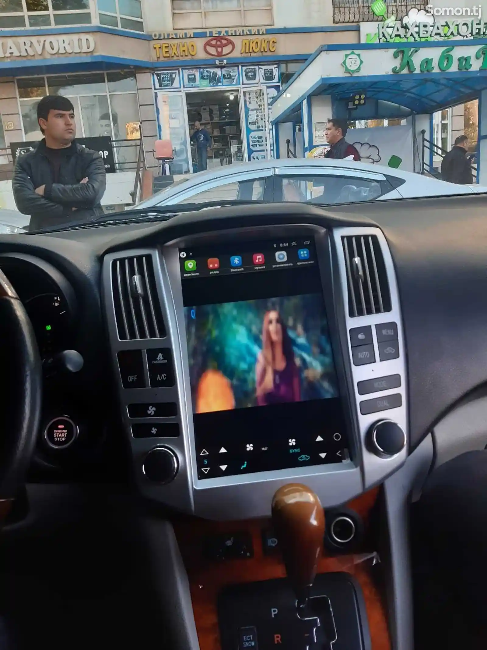 Штатный монитор Tesla на Lexus-3