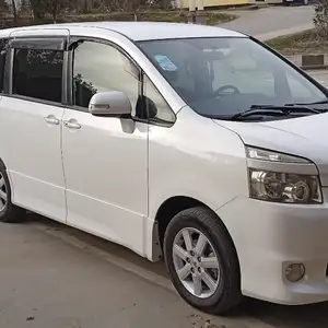 Toyota Voxy, 2009