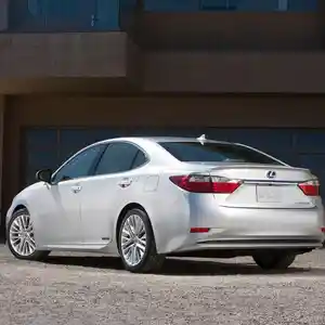 Задний бампер на Lexus ES300h