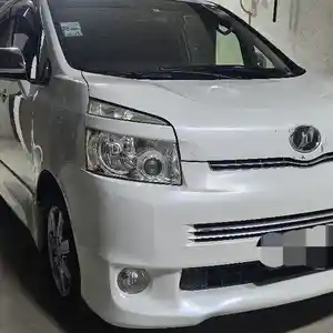 Toyota Voxy, 2010