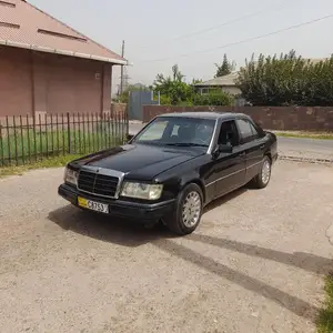 Mercedes-Benz W124, 1990