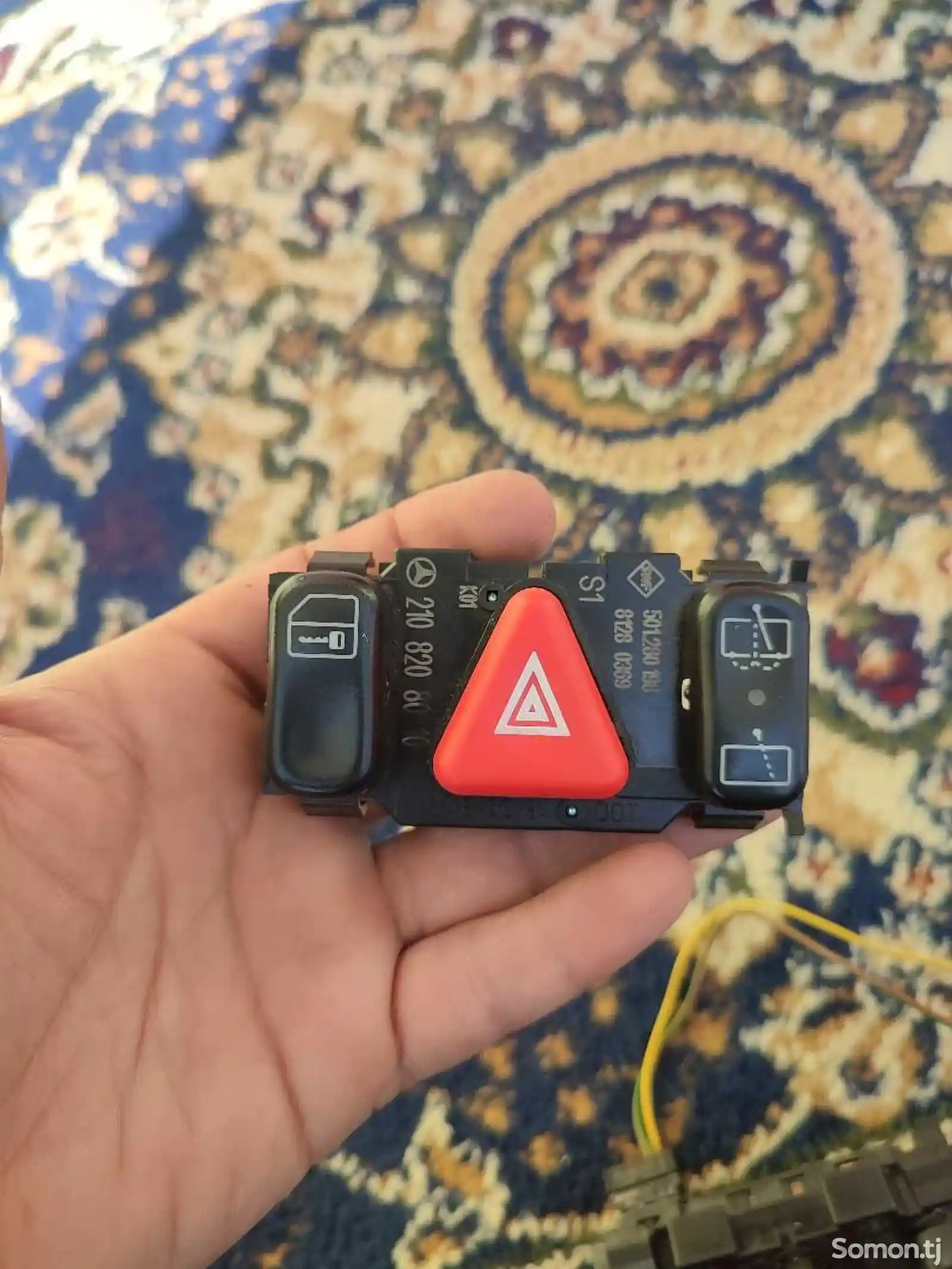 Кнопка аварийной сигнализации от Mercedes-Benz-1