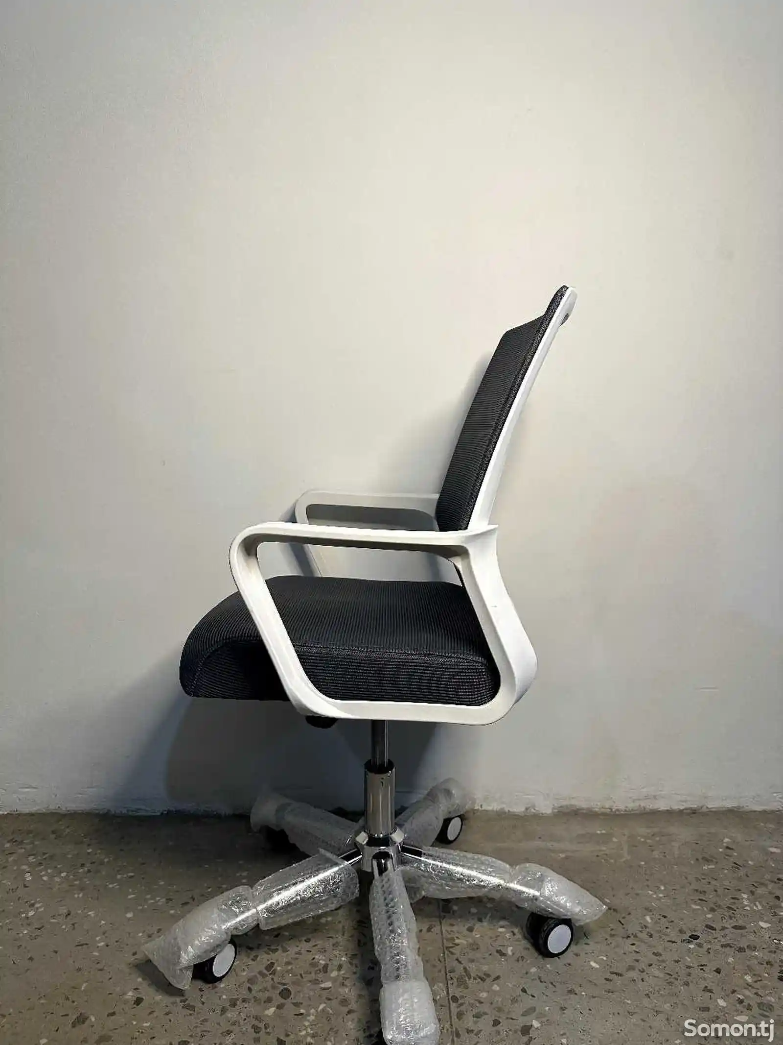 Кресло офисное Deli-3