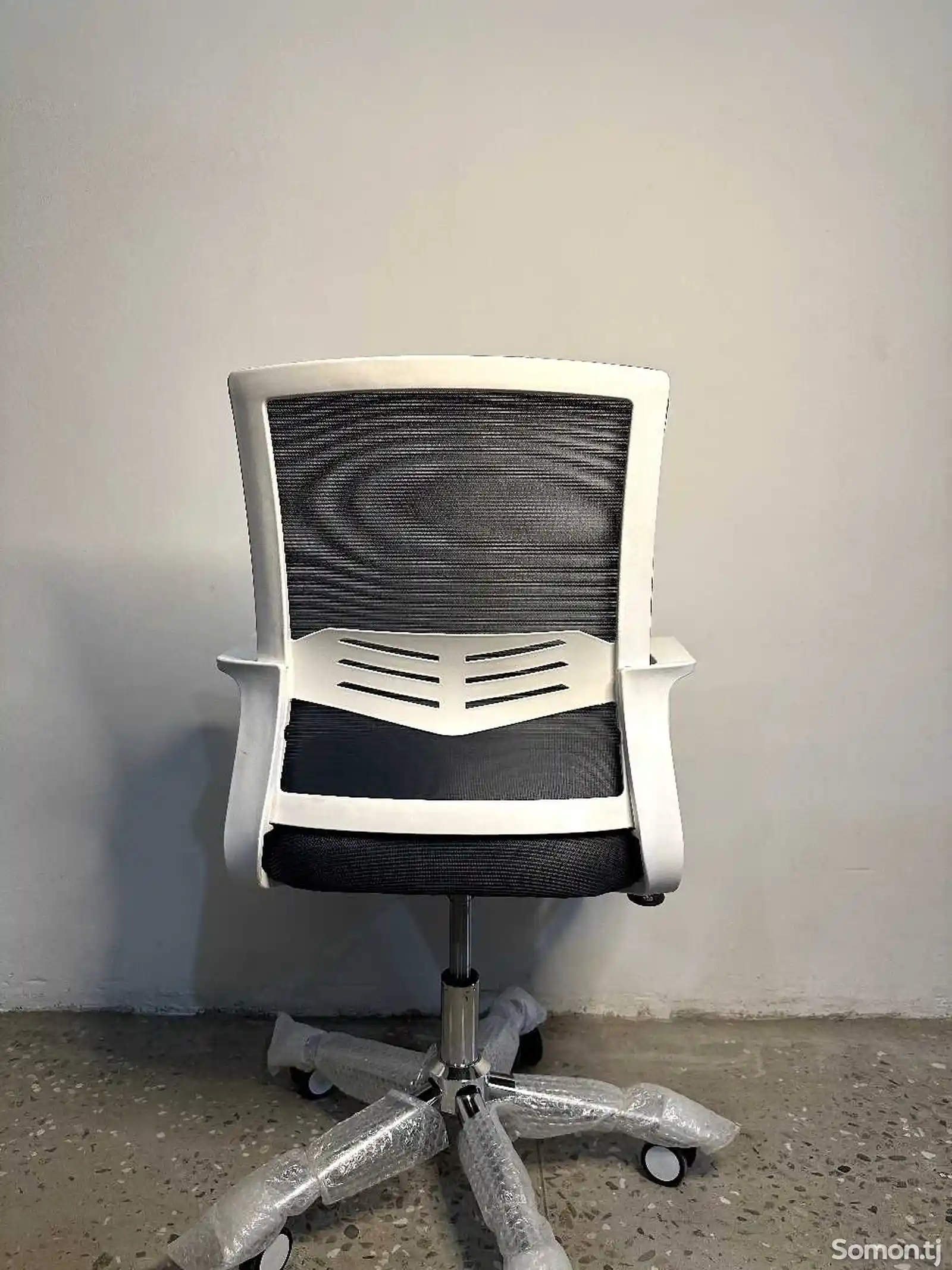 Кресло офисное Deli-5