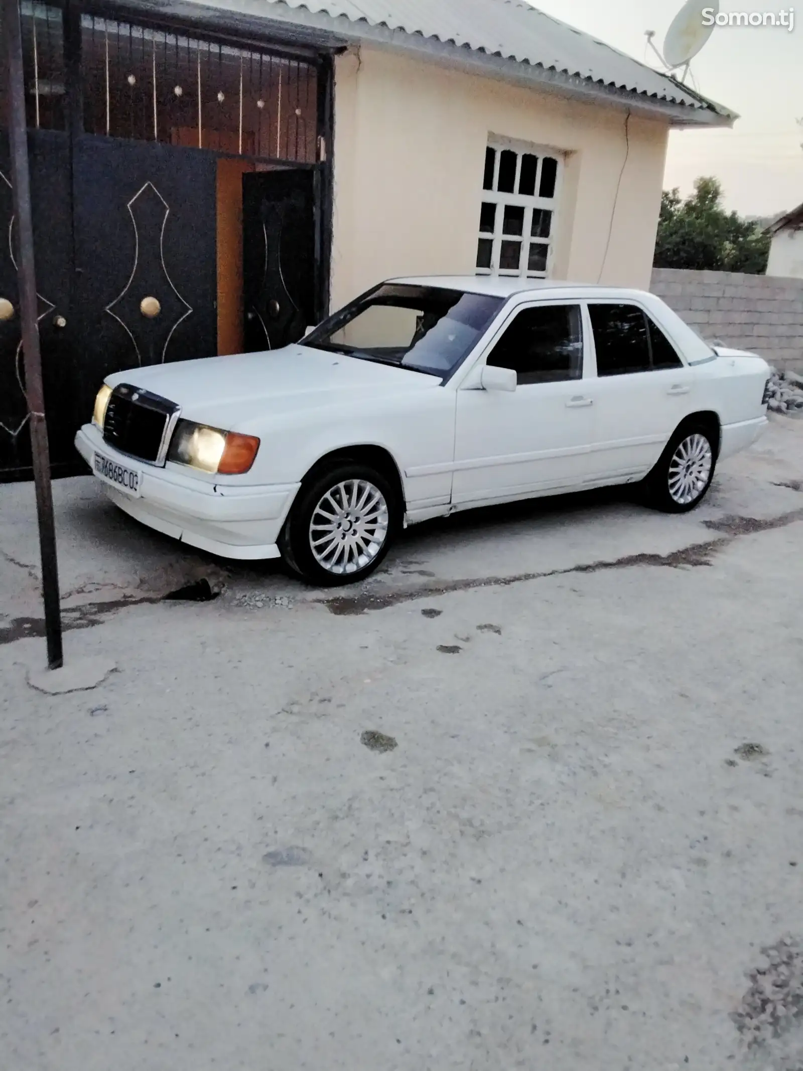 Mercedes-Benz W124, 1990