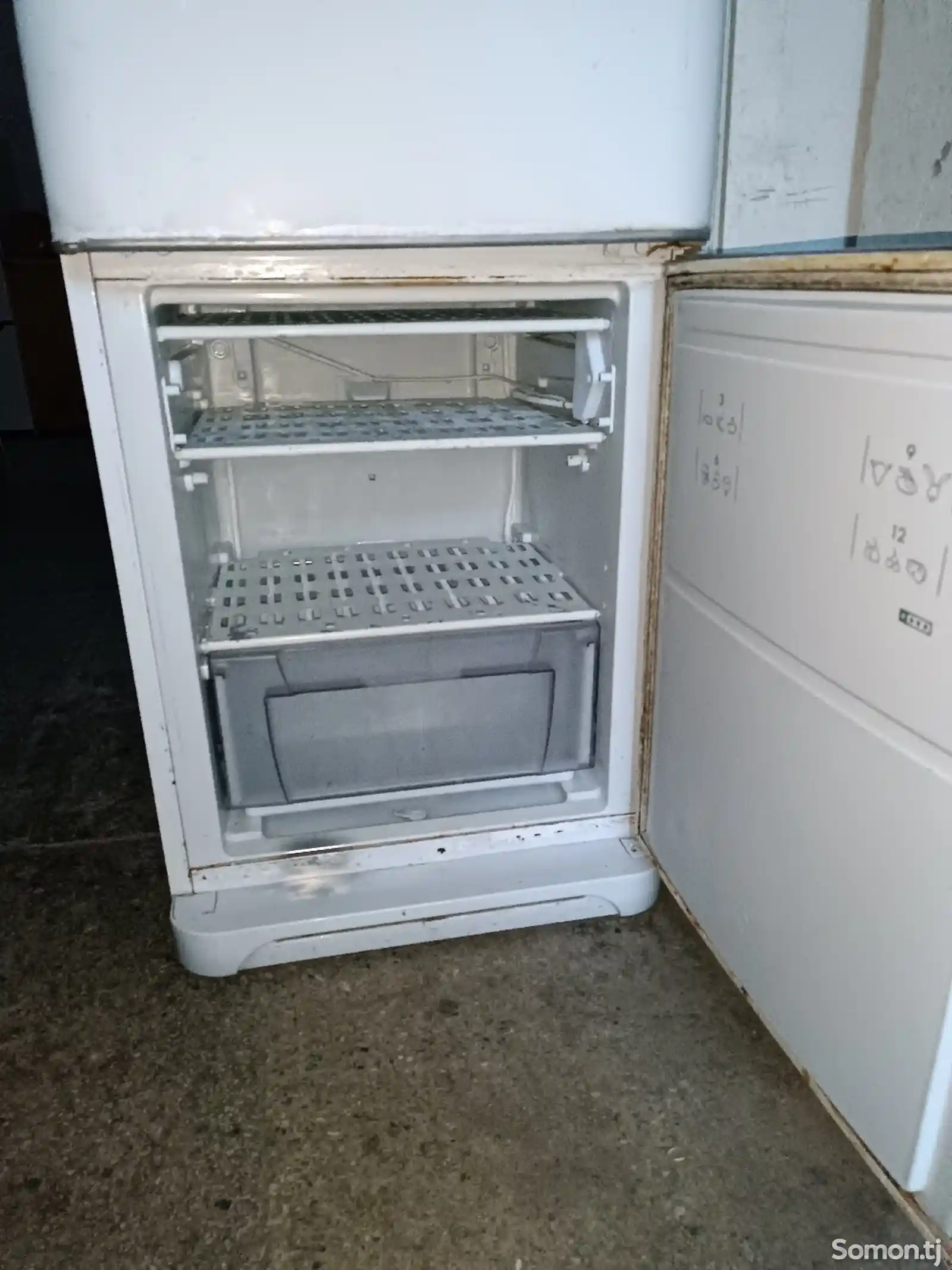 Холодильник Аристон-3