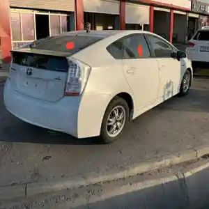 Задние нетонированные стекла на Toyota Prius