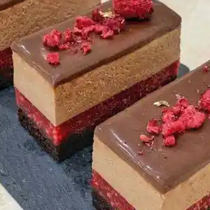 Пирожное малина шоколад на заказ