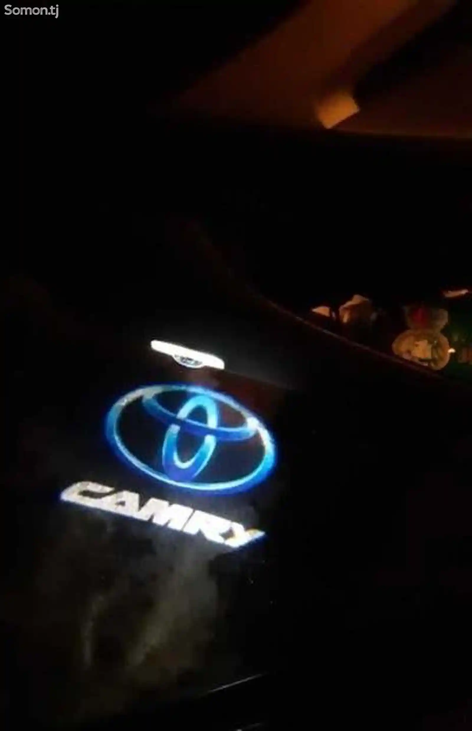 Логотип под передние двери Toyota Camry-1
