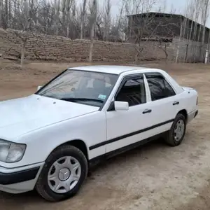 Mercedes-Benz W124, 1987