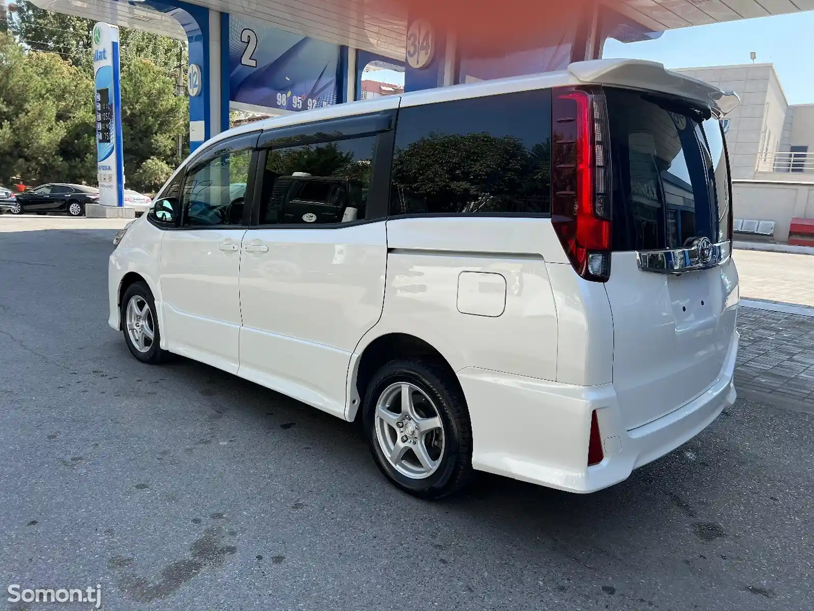 Toyota Noah, 2014-4