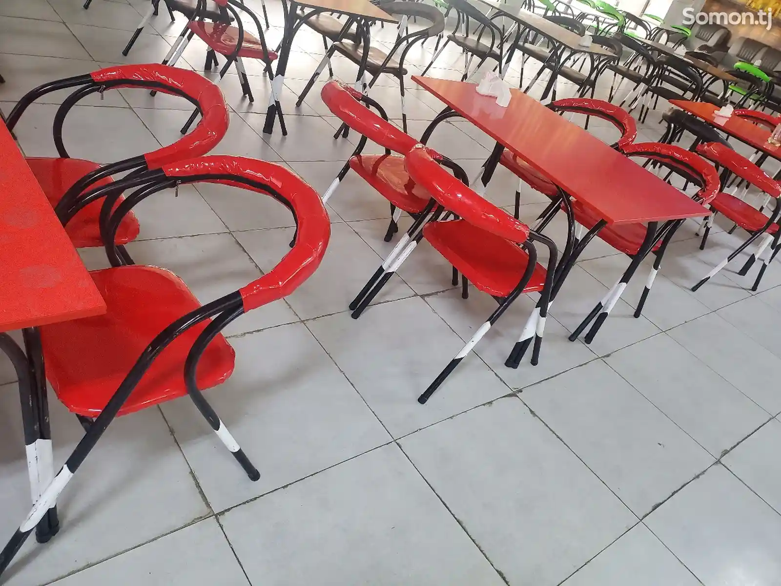 Стол с стульями для кафе-1