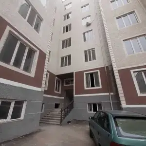 2-комн. квартира, Цокольный этаж, 73 м², 8мкр