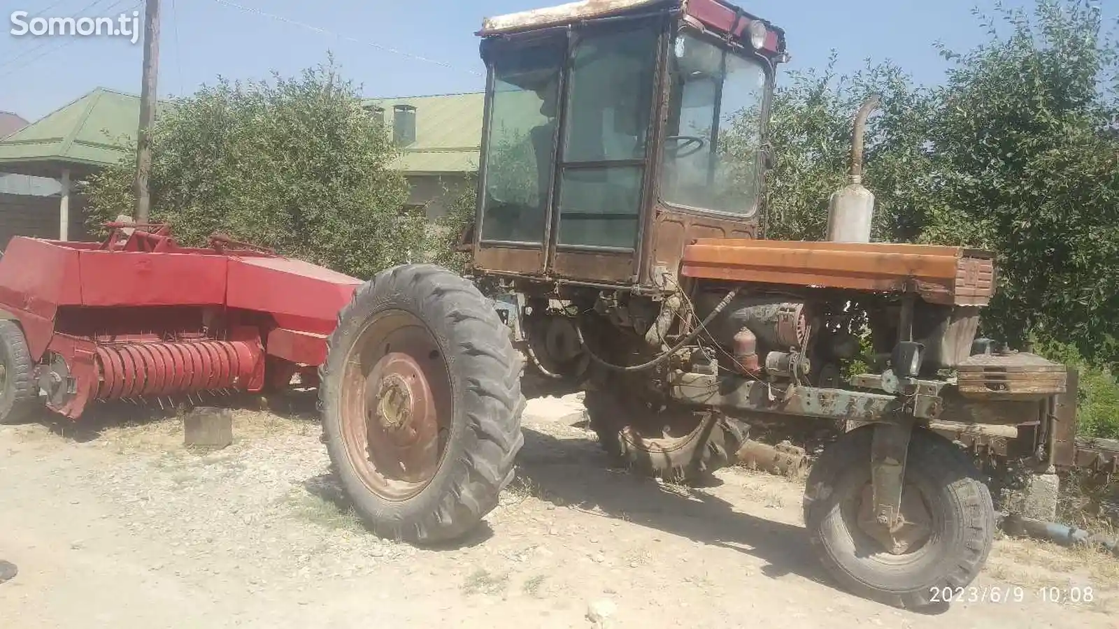 Пресс-подборщик и трактор т-28-4
