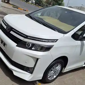 Toyota Voxy, 2015