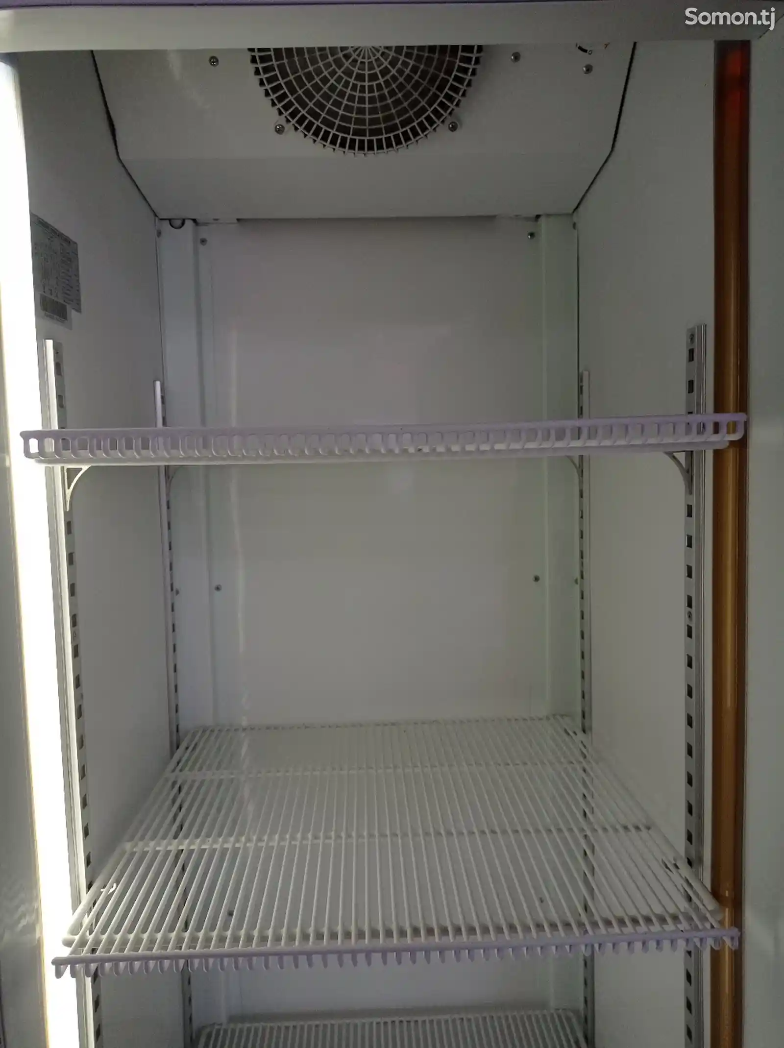 Холодильник витринный-4