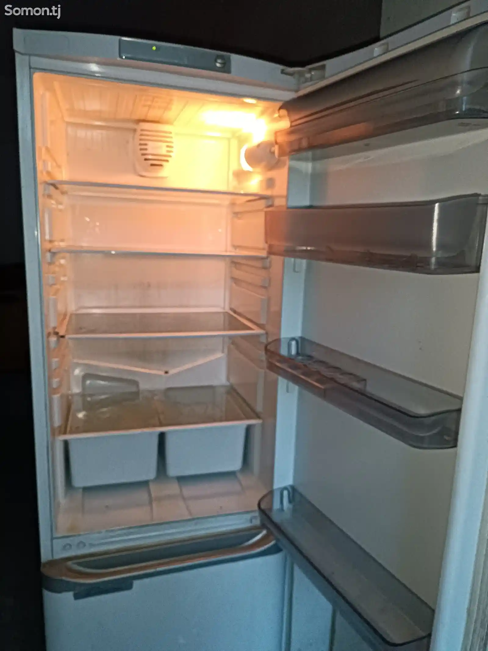 Холодильник Аристон-2