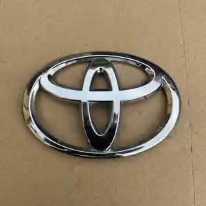 Знак от Toyota Camry