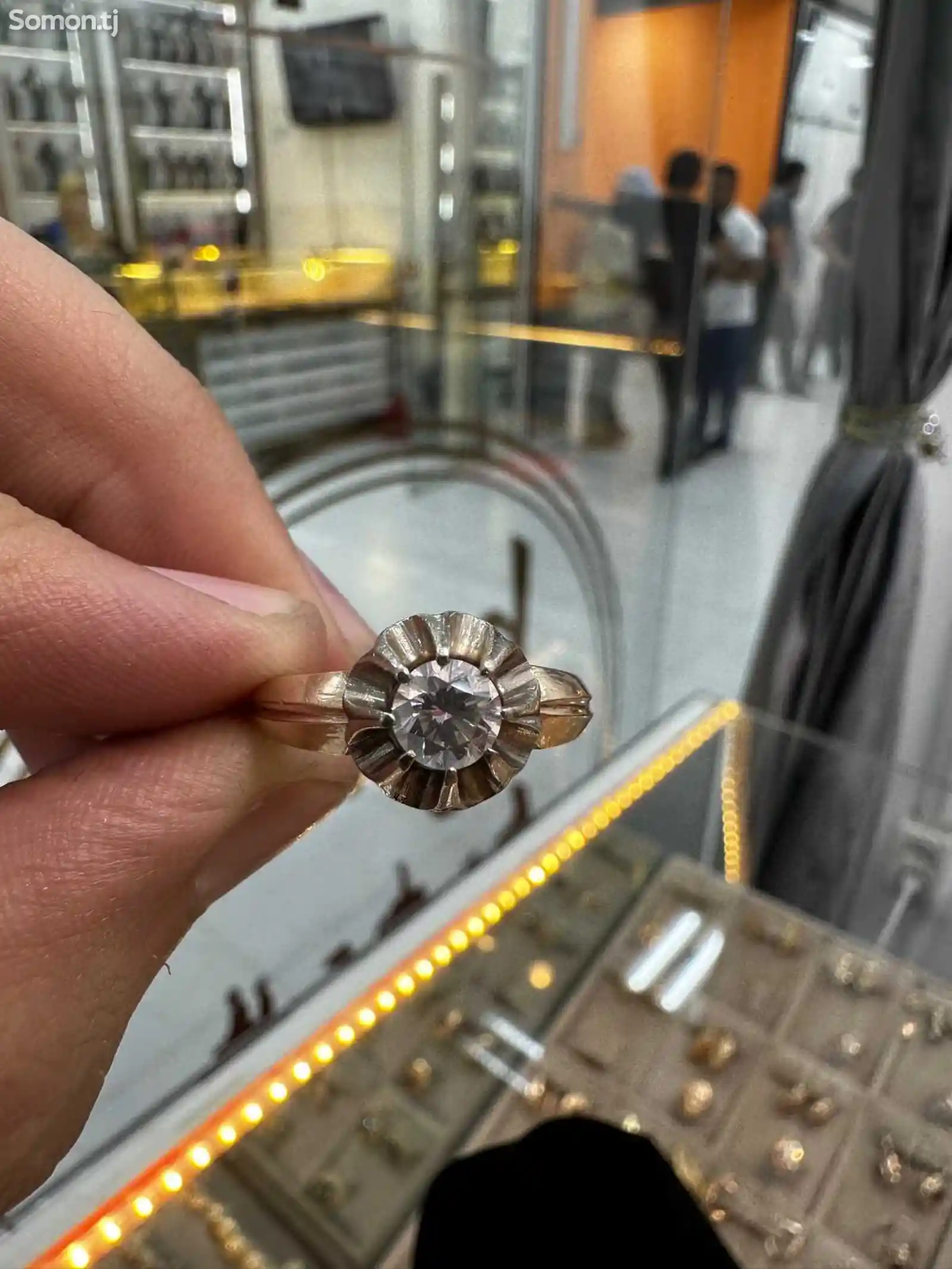 Золотое кольцо с бриллиантом 1 карат-2