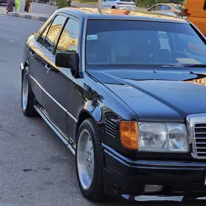 Mercedes-Benz W124, 1990