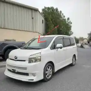 Лобовое стекло на Toyota Voxy