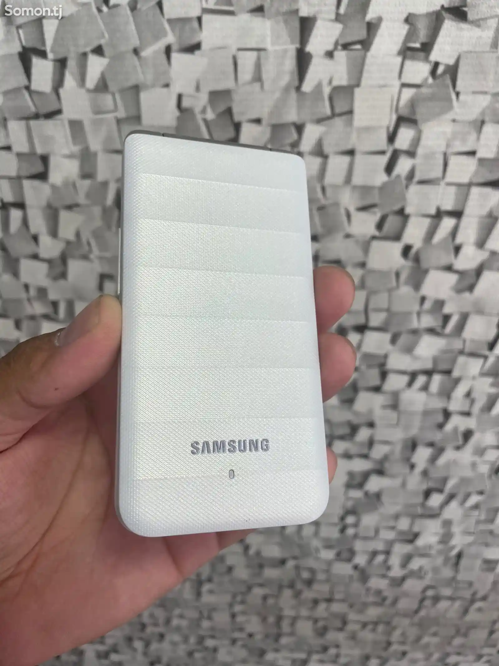 Samsung Galaxy Folder-1