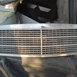 Облицовочная решетка радиатора на Mercedes-Benz