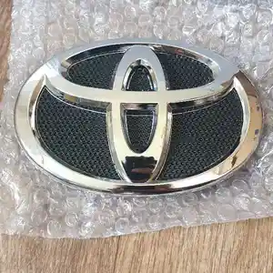 Передний знак от Toyota Camry 2