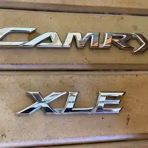 Эмблема Toyota Camry XLE