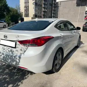 Hyundai Elantra, 2011