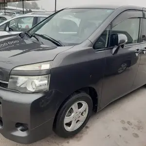 Toyota Voxy, 2011