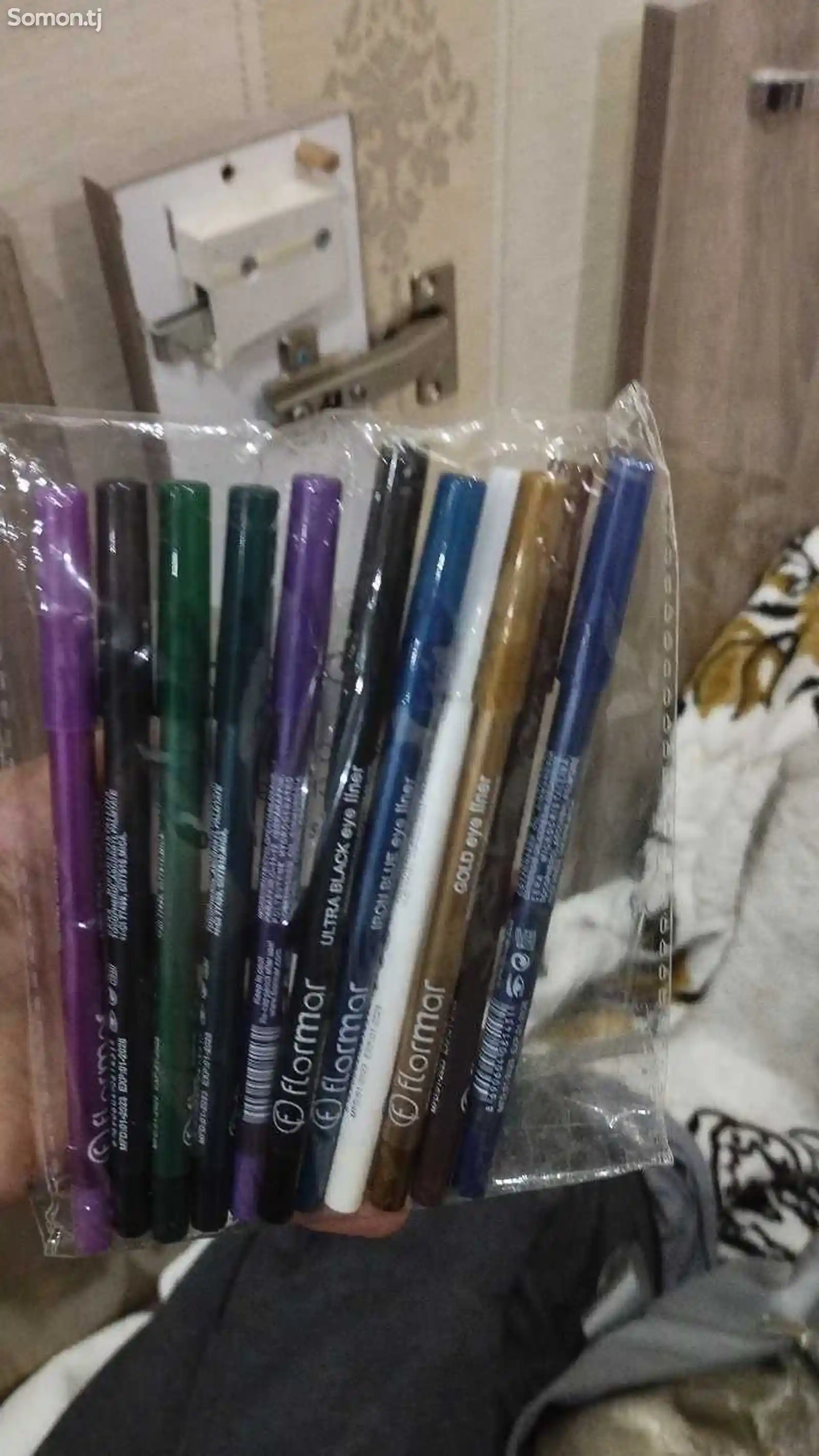 Разноцветные карандаши для глаз