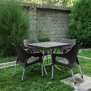 Пластиковый стол и стулья