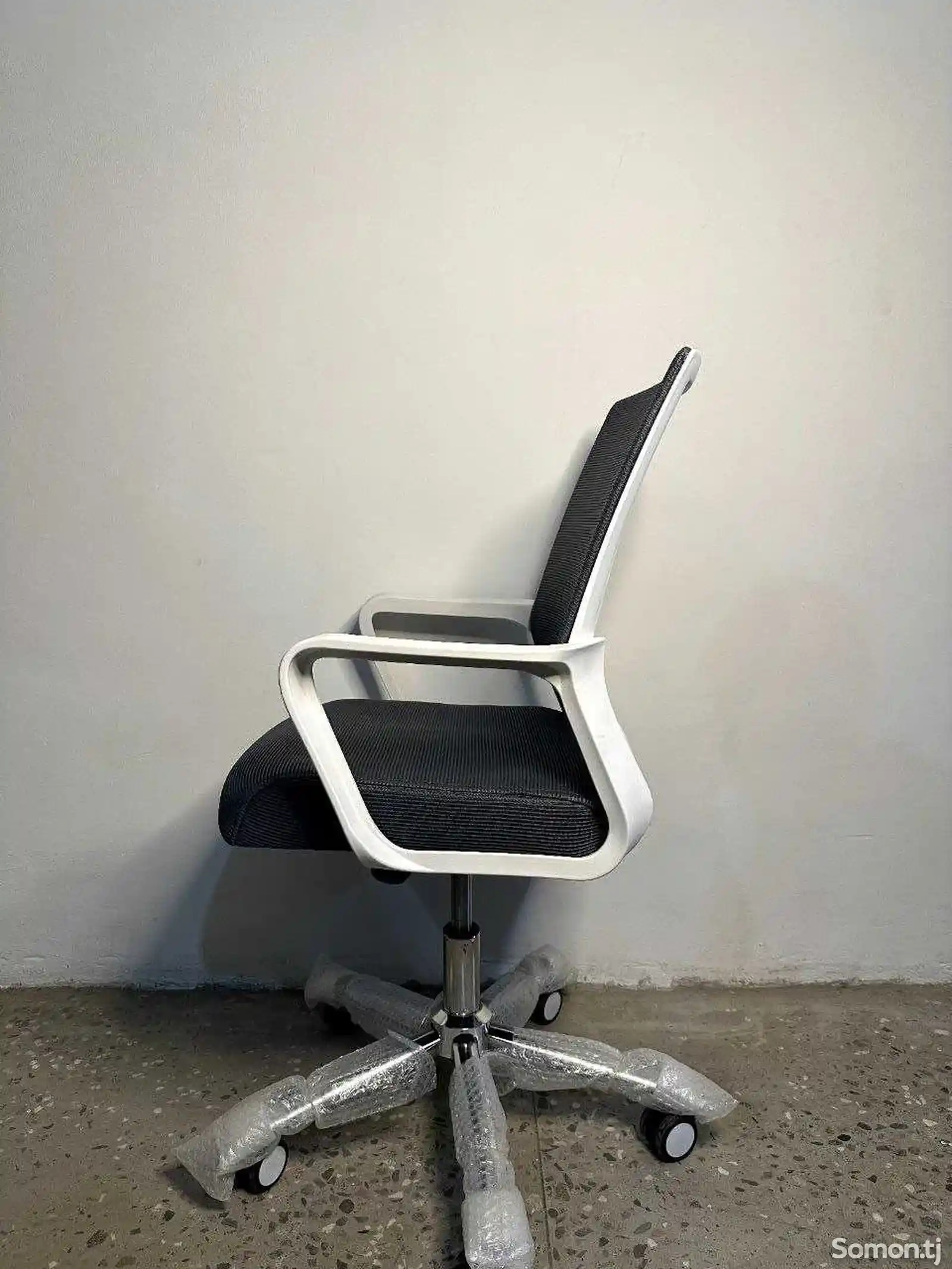 Кресло офисное Deli-4