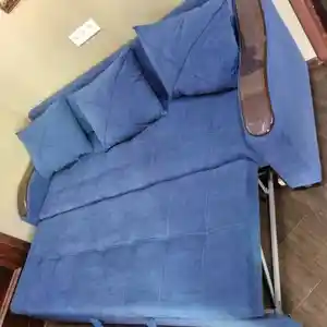 Диван с подушками