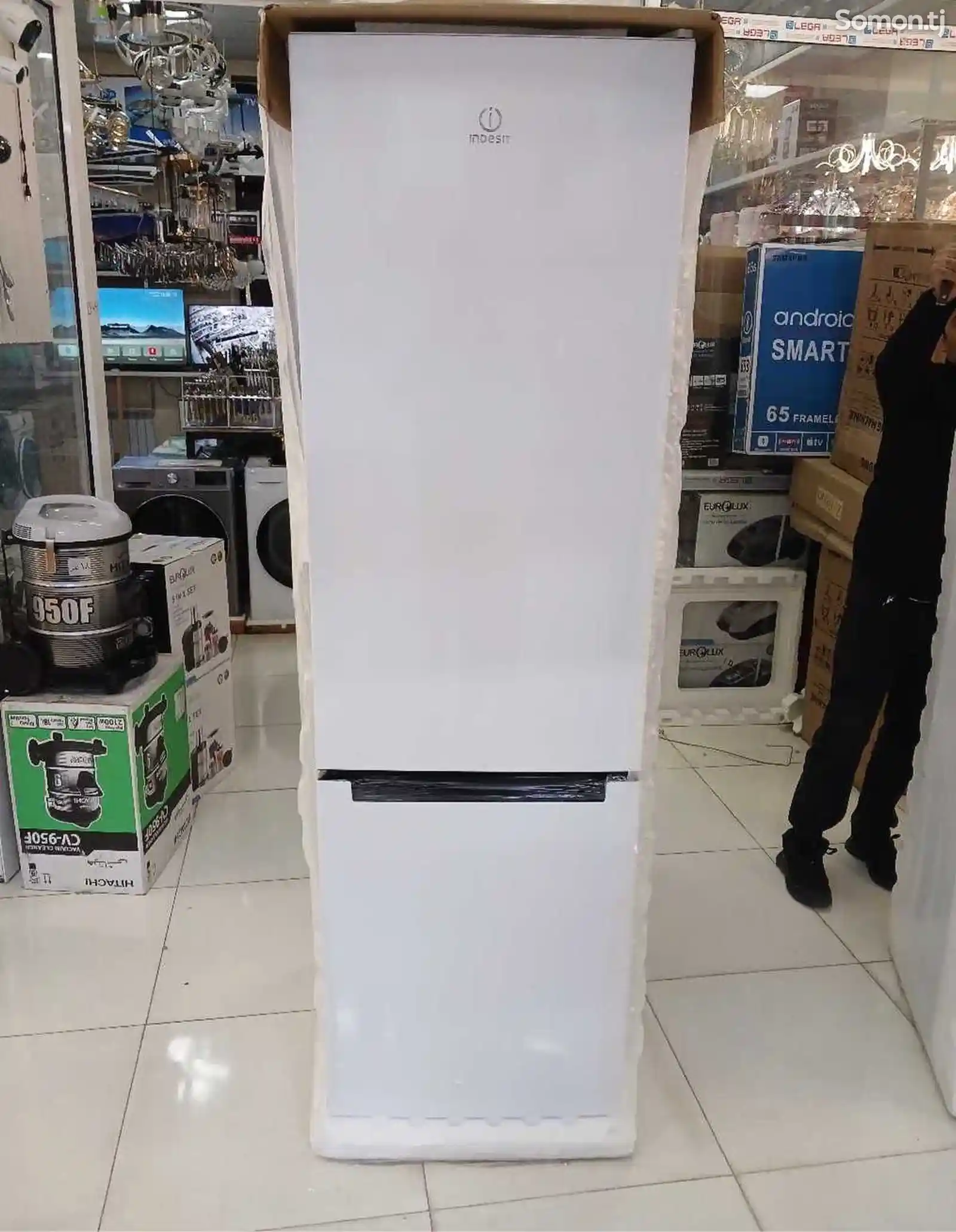 Холодильник Indesit-1