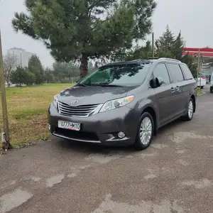 Toyota Sienna, 2012