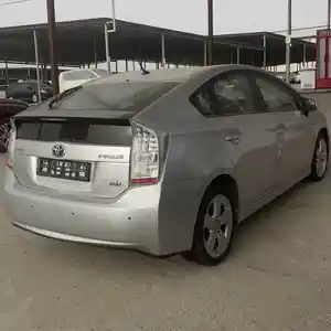 Задние не тонированные стекла от Toyota Prius