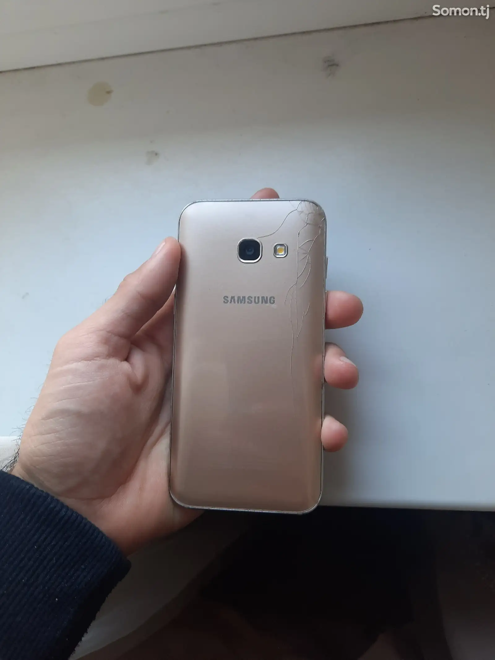 Samsung Galaxy A3, 2017-1