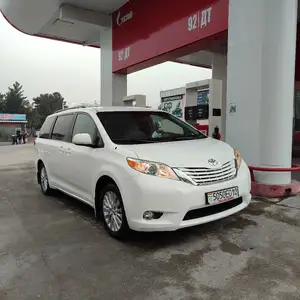 Toyota Sienna, 2011