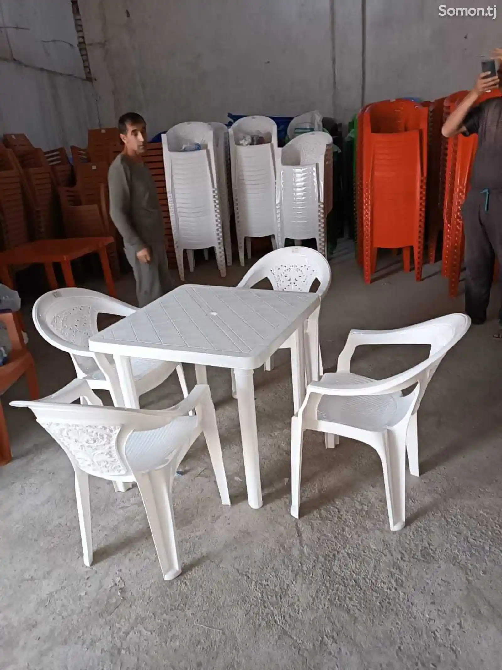Стол и стулья пластиковые-4