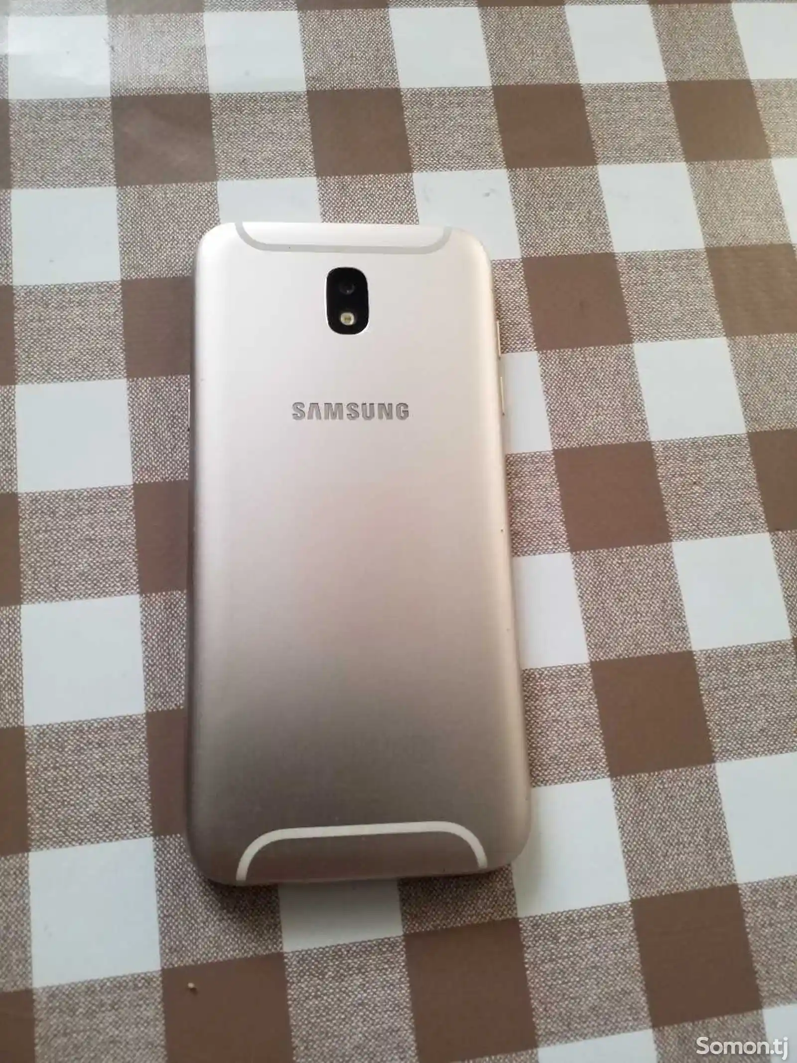 Samsung Galaxy J5 Pro Gold-1