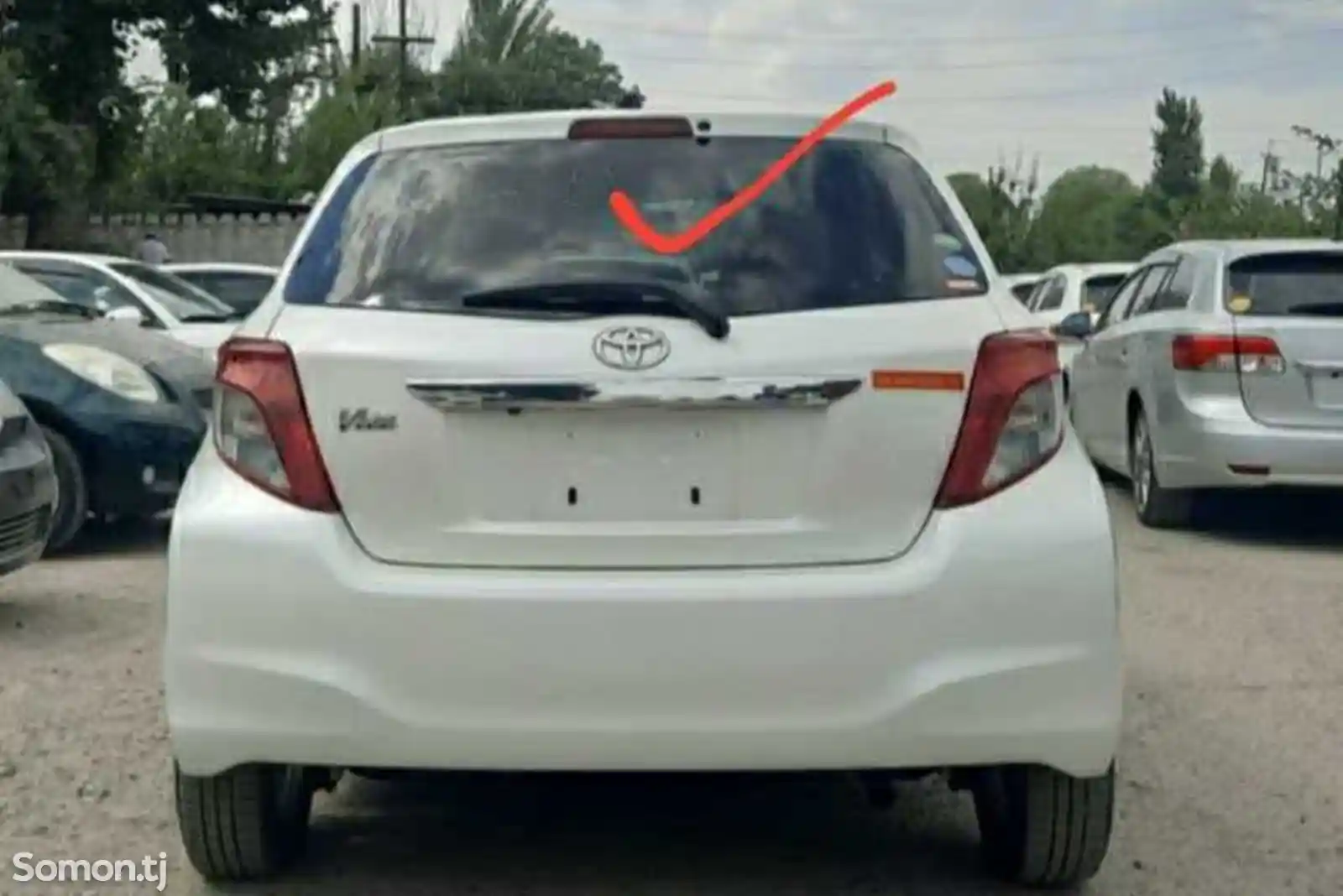 Заднее стекло на Toyota Vitz 2011-