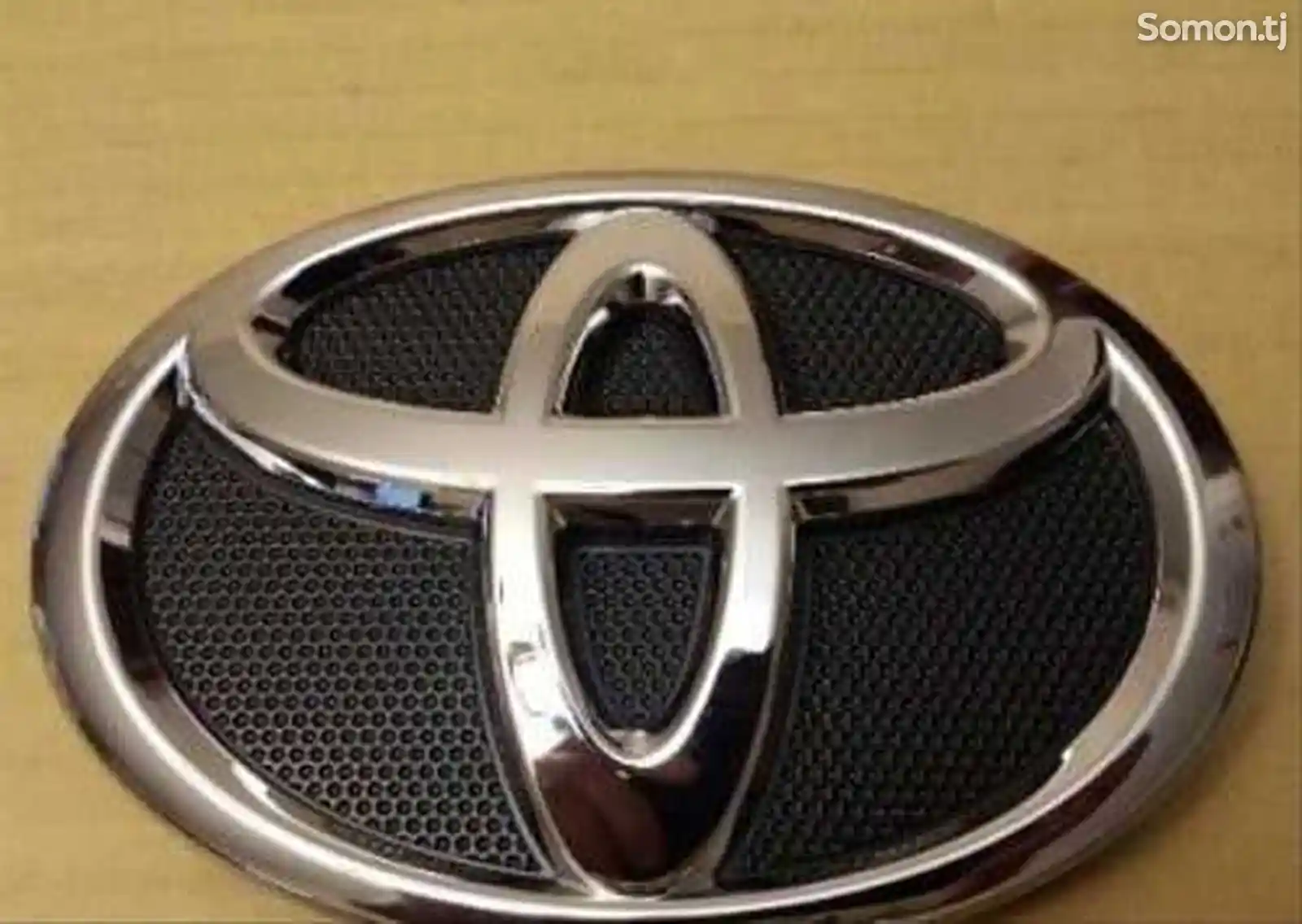 Передний знак Toyota Camry 2 2010-2011-1