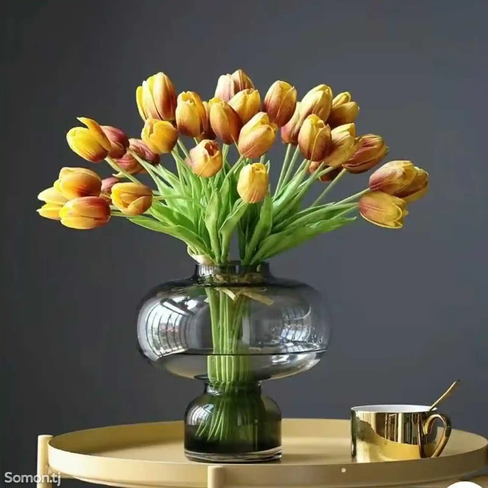 Декоративная ваза с цветами-2